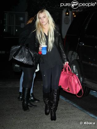 Lindsay Lohan et sa soeur Ali Lohan vont s'offrir une nouvelle coupe de cheveux chez Andy Lecompte dans West Hollywood le 30 décembre 2009