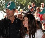 Fergie et Josh Duhamel sur le tapis orange à l'occasion du match de football américain, opposant les Miami Dolphins et les Steelers de Pittsburg au stade Land Shark de Miami le 3 janvier 2010