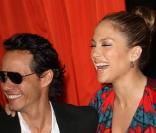 Jennifer Lopez et Marc Anthony sur le tapis orange à l'occasion du match de football américain, opposant les Miami Dolphins et les Steelers de Pittsburg au stade Land Shark de Miami le 3 janvier 2010