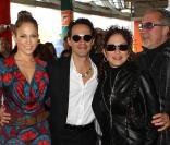 Jennifer Lopez et Marc Anthony en compagnie d\'Emilio et Gloria Estefan sur le tapis orange à l\'occasion du match de football américain, opposant les Miami Dolphins et les Steelers de Pittsburg au stade Land Shark de Miami le 3 janvier 2010
