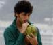 Jesus Luz à Rio de Janeiro en plein shooting pour Vanity Fair. Une petite pause coco ?