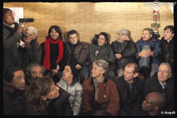 Juliette Binoche, Laurent Baffie, Antoine de Caunes, Guy Bedos, Booder, Yvan Attal, Cali ou encore Patrick Pelloux dégustent une galette avec les sans papiers, dans le VIe arrondissement de Paris. 6/01/2010