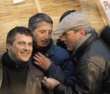 Patrick Pelloux, Antoine de Caunes et Laurent Baffie dégustent une galette avec les sans papiers, dans le VIe arrondissement de Paris. 6/01/2010