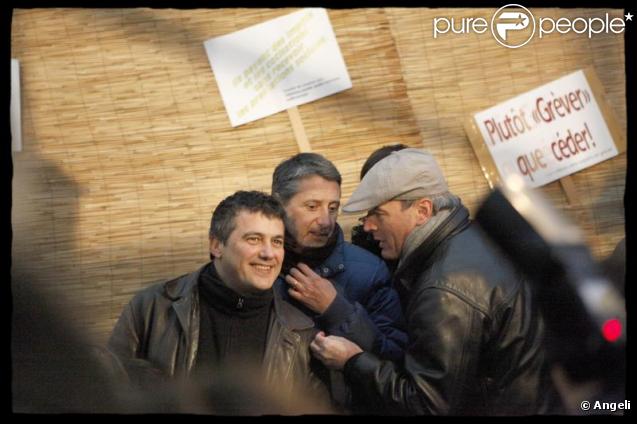 Patrick Pelloux, Antoine de Caunes et Laurent Baffie dégustent une galette avec les sans papiers, dans le VIe arrondissement de Paris. 6/01/2010