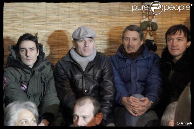 Yvan Attal, Laurent Baffie, Antoine de Caunes et Cali dégustent une galette avec les sans papiers, dans le VIe arrondissement de Paris. 6/01/2010