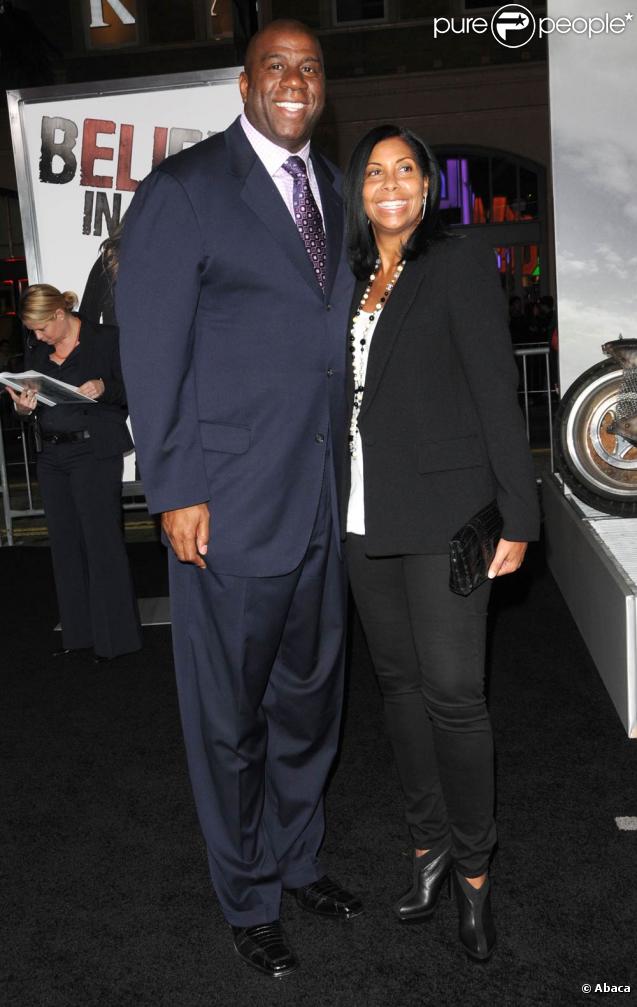 Le légendaire Magic Johnson et sa femme Cookie, à l'occasion de l'avant-première de  The Book of Eli , qui s'est tenue au Graumann's Chinese Theatre d'Hollywood, à Los Angeles, le 11 janvier 2010.