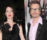Gary Oldman et sa compagne, à l'occasion de l'avant-première de  The Book of Eli , qui s'est tenue au Graumann's Chinese Theatre d'Hollywood, à Los Angeles, le 11 janvier 2010.
