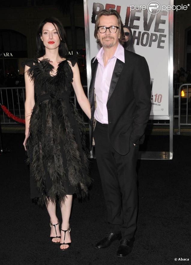 Gary Oldman et sa compagne, à l'occasion de l'avant-première de  The Book of Eli , qui s'est tenue au Graumann's Chinese Theatre d'Hollywood, à Los Angeles, le 11 janvier 2010.