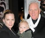 Le grand Malcolm McDowell en famille, à l'occasion de l'avant-première de  The Book of Eli , qui s'est tenue au Graumann's Chinese Theatre d'Hollywood, à Los Angeles, le 11 janvier 2010.