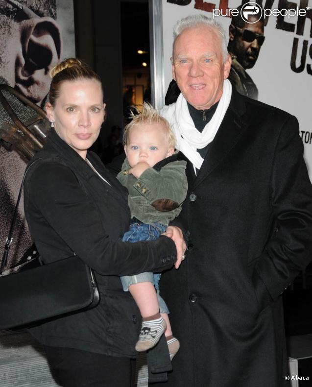 Le grand Malcolm McDowell en famille, à l'occasion de l'avant-première de  The Book of Eli , qui s'est tenue au Graumann's Chinese Theatre d'Hollywood, à Los Angeles, le 11 janvier 2010.