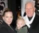Le grand Malcolm McDowell en famille, à l'occasion de l'avant-première de The Book of Eli , qui s'est tenue au Graumann's Chinese Theatre d'Hollywood, à Los Angeles, le 11 janvier 2010.