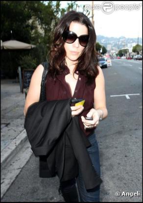 Neve Campbell fait du shopping dans West Hollywood le 12 janvier 2010
