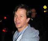Mark Wahlberg ressort du restaurant Madeo à Los Angeles et découvre que sa Porsche est en train de se faire enlever par la fourrière le 12 janvier 2010
