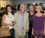 Jean-Paul Belmondo et sa compagne avec Johnny Hallyday et Laeticia au Stade de France en Mai 2009 