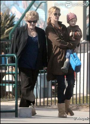Julia Roberts va chercher ses enfants à l'école en compagnie de sa maman. Los Angeles, le 12 janvier 2010