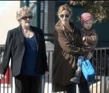 Julia Roberts va chercher ses enfants à l'école en compagnie de sa maman. Los Angeles, le 12 janvier 2010