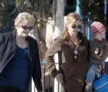 Julia Roberts va chercher ses enfants à l'école en compagnie de sa maman. Los Angeles, le 12 janvier 2010