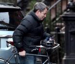 Balade à vélo à Los Angeles pour Matthew Broderick, le 15 janvier 2010.