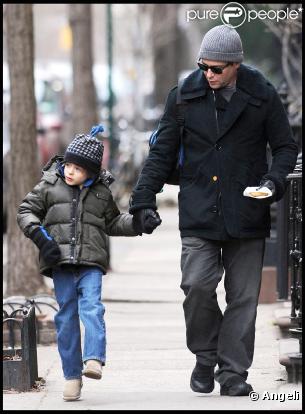 Matthew Broderick se promène avec son fils, James Wilke, à Los Angeles, le 15 janvier 2010.