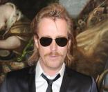 Rhys Ifans lors du défilé Hommes Dolce et Gabbana automne-hiver 2011 à Milan le 16 janvier 2010