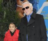 Charles Aznavour et sa petite-fille lors de l'avant-première de La Princesse et La Grenouille au Grand Rex à Paris le 17 janvier 2010
