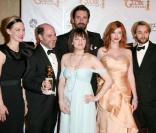 January Jones, le créateur et producteur de la série Matthew Weiner, Jon Hamm, Elisabeth Moss, Christina Hendricks et Vincent Kartheiser, l'équipe gagnante de Mad Men, lors de la 67e cérémonie des Golden Globes le 17 janvier 2010