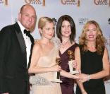 Drew Barrymore et l'équipe de Grey Gardens (meilleur téléfilm et meilleure actrice) lors de la 67e cérémonie des Golden Globes le 17 janvier 2010