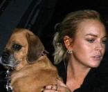 Lindsay Lohan sort de la boutique Alice et Olivia après une séance shopping avec une amie à Los Angeles le 18 janvier 2010