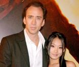 Nicolas Cage, 46 ans, a épousé en 2004 la jolie Alice Kim, qu'il a rencontrée alors qu'elle était serveuse. Vingt-et-une années les séparent mais tout va bien pour les amoureux et ont un fils du Kal-El, âgé de 4 ans. 