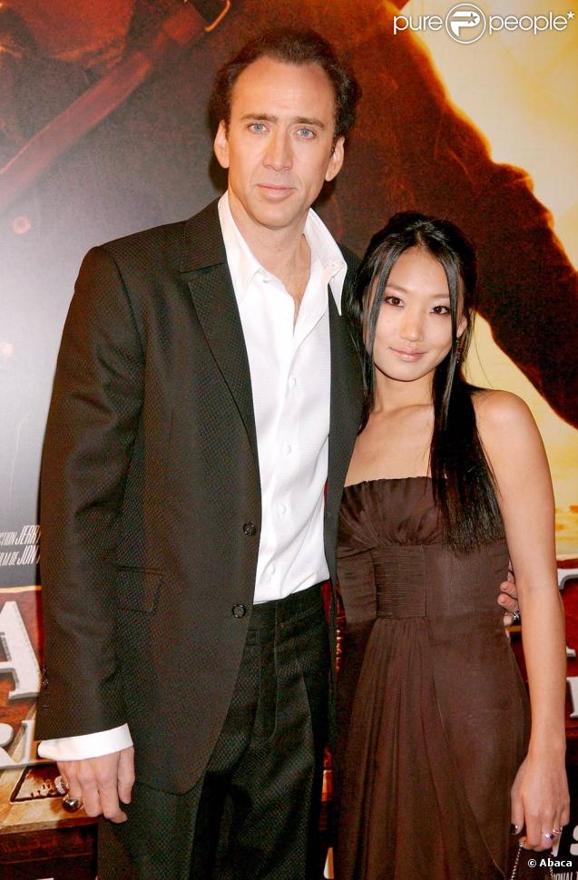 Nicolas Cage, 46 ans, a épousé en 2004 la jolie Alice Kim, qu'il a rencontrée alors qu'elle était serveuse. Vingt-et-une années les séparent mais tout va bien pour les amoureux et ont un fils du Kal-El, âgé de 4 ans. 