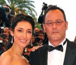 Jean Reno, 61 ans, a une belle carrière. Il est aussi un heureux époux, celui de Zofia Borucka, 37 ans avec qui il a eu un enfant en 2009. Mariés en 2006, ils ont vingt-quatre ans de différence. 