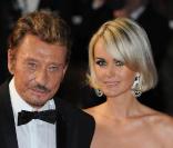 Johnny Hallyday a surmonté des épreuves de santé aux côtés de ses proches et notamment sa femme Laeticia. S'il a 66 ans et elle 34 ans, les 32 ans de différence ne les empêchent pas de s'aimer.