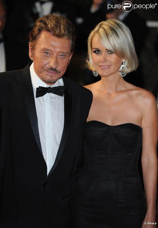 Johnny Hallyday a surmonté des épreuves de santé aux côtés de ses proches et notamment sa femme Laeticia. S'il a 66 ans et elle 34 ans, les 32 ans de différence ne les empêchent pas de s'aimer.