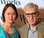 Le cinéaste new-yorkais Woody Allen, 74 ans, a choqué plus d'un avec Soon-Yi Previn, 39 ans. Ils ont 35 ans de différence d'âge et Soon-Yi est la fille adoptive de son ex-épouse Mia Farrow.
