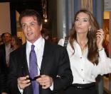 Sylvester Stallone, 63 ans, est un acteur, un réalisateur et un heure mari depuis 1997 auprès de Jennifer Flavin, 41 ans, soit vingt-deux ans de différence. Ils ont trois filles ensemble, Sophia, Sistine et Scarlet.