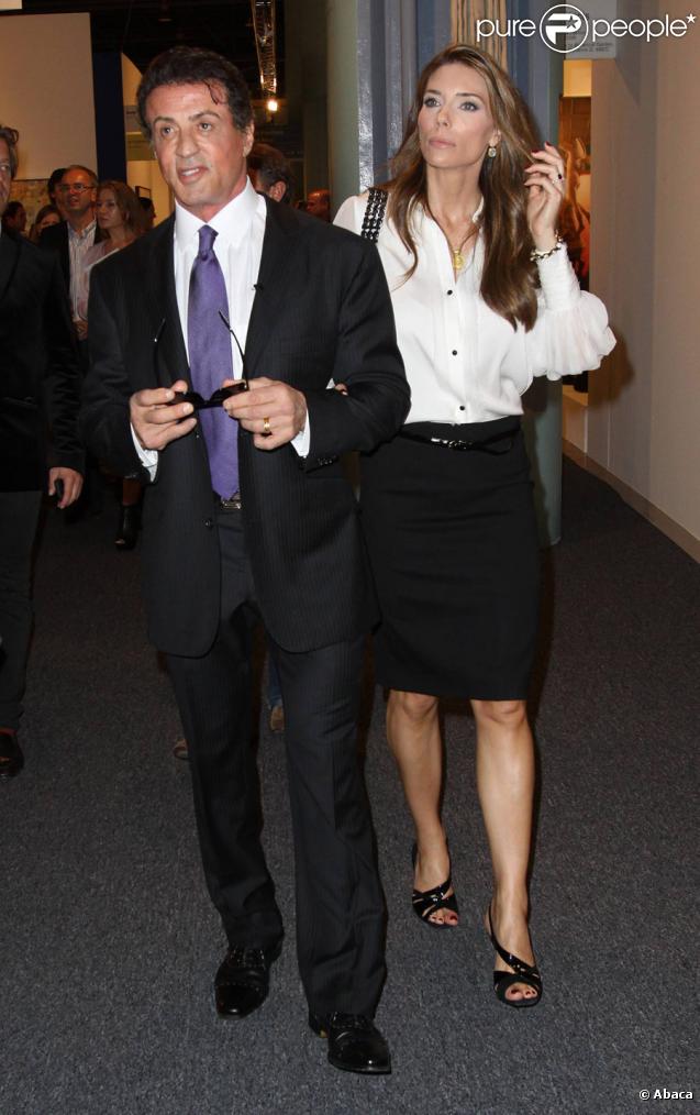 Sylvester Stallone, 63 ans, est un acteur, un réalisateur et un heure mari depuis 1997 auprès de Jennifer Flavin, 41 ans, soit vingt-deux ans de différence. Ils ont trois filles ensemble, Sophia, Sistine et Scarlet.