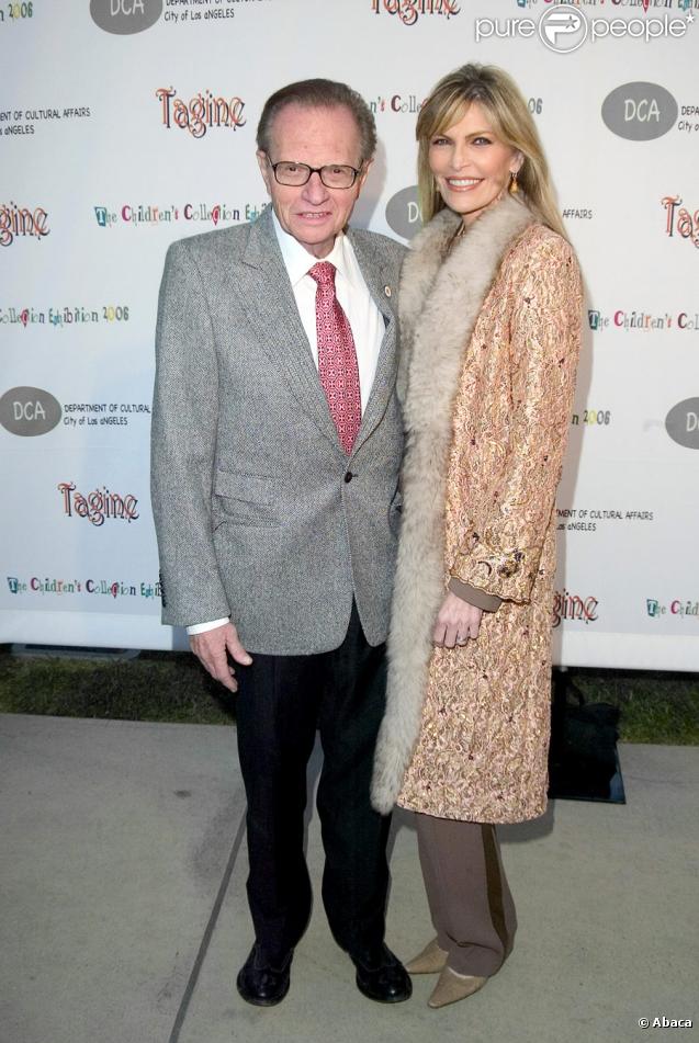Larry King, présentateur de télévision américain est âgé de 79 ans. Sa femme, Shawn Southwith en a 50 et elle a su garder Larry auprès d'elle plus de dix ans après leur mariage et malgré les vingt-neuf années qui les séparent.