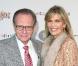 Larry King, présentateur de télévision américain est âgé de 79 ans. Sa femme, Shawn Southwith en a 50 et elle a su garder Larry auprès d'elle plus de dix ans après leur mariage et malgré les vingt-neuf années qui les séparent.