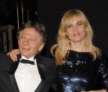 Trente-trois années séparent le réalisateur  Roman Polanski, 76 ans, et l'actrice-chanteuse Emmanuelle Seigner, 43 ans. Ils se sont mariés en 1989 et ont deux enfants, Morgane et Elvis.