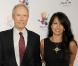 L'immense Clint Eastwood à l'affiche avec Invictus , 79 ans, a trouvé l'amour auprès de Dina, 44 ans. Le couple s'est marié en 1996, ne tenant pas compte des trente-cinq années qui les séparent.