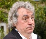 Terry Jones, l'un des Monty Pythons âgé de 67 ans, a rencontré Anna Söderström, 26 ans et malgré les quarante-et-une années qui les différencient, ils s'aiment et ont fait un enfant, Siri, né en 2009.