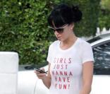 Katy Perry, vêtue d'un t-shirt à message, va se chercher un café sur West Hollywood. Sa peau n'est pas si nette qu'elle le prétend dans les pubs ProActiv.