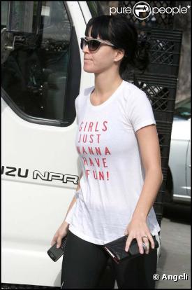 Katy Perry, vêtue d'un t-shirt à message, va se chercher un café sur West Hollywood. Sa peau n'est pas si nette qu'elle le prétend dans les pubs ProActiv.