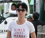 Katy Perry, vêtue d'un t-shirt à message, va se chercher un café sur West Hollywood. Sa peau n'est pas si nette qu'elle le prétend dans les pubs ProActiv.