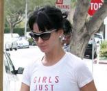 Katy Perry, vêtue d'un t-shirt à message, va se chercher un café sur West Hollywood. Sa peau n'est pas si nette qu'elle le prétend dans les pubs ProActiv.
