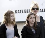 Melanie Griffith et sa fille Stella font une promenade shopping à Los Angeles. 31/01/2010