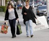 Melanie Griffith et sa fille Stella font une promenade shopping à Los Angeles. 31/01/2010