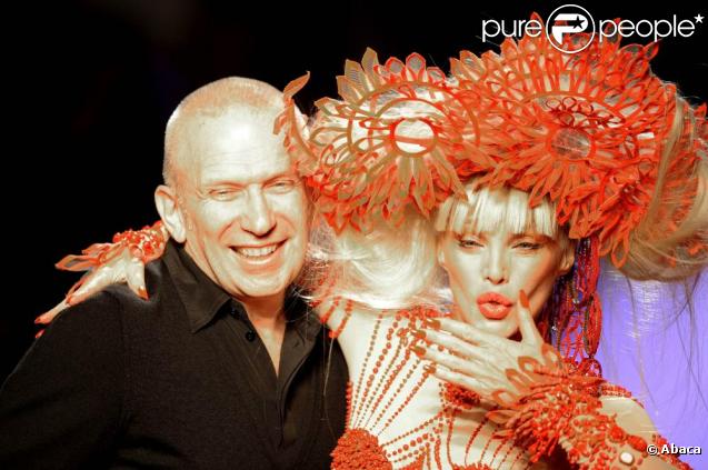 Jean-Paul Gaultier et Arielle Dombasle lors de la Fashion Week. Janvier 2010