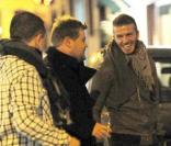 David Beckham et des amis à la sortie d'un restaurant à Milan