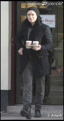 Jude Law et un ami à Londres